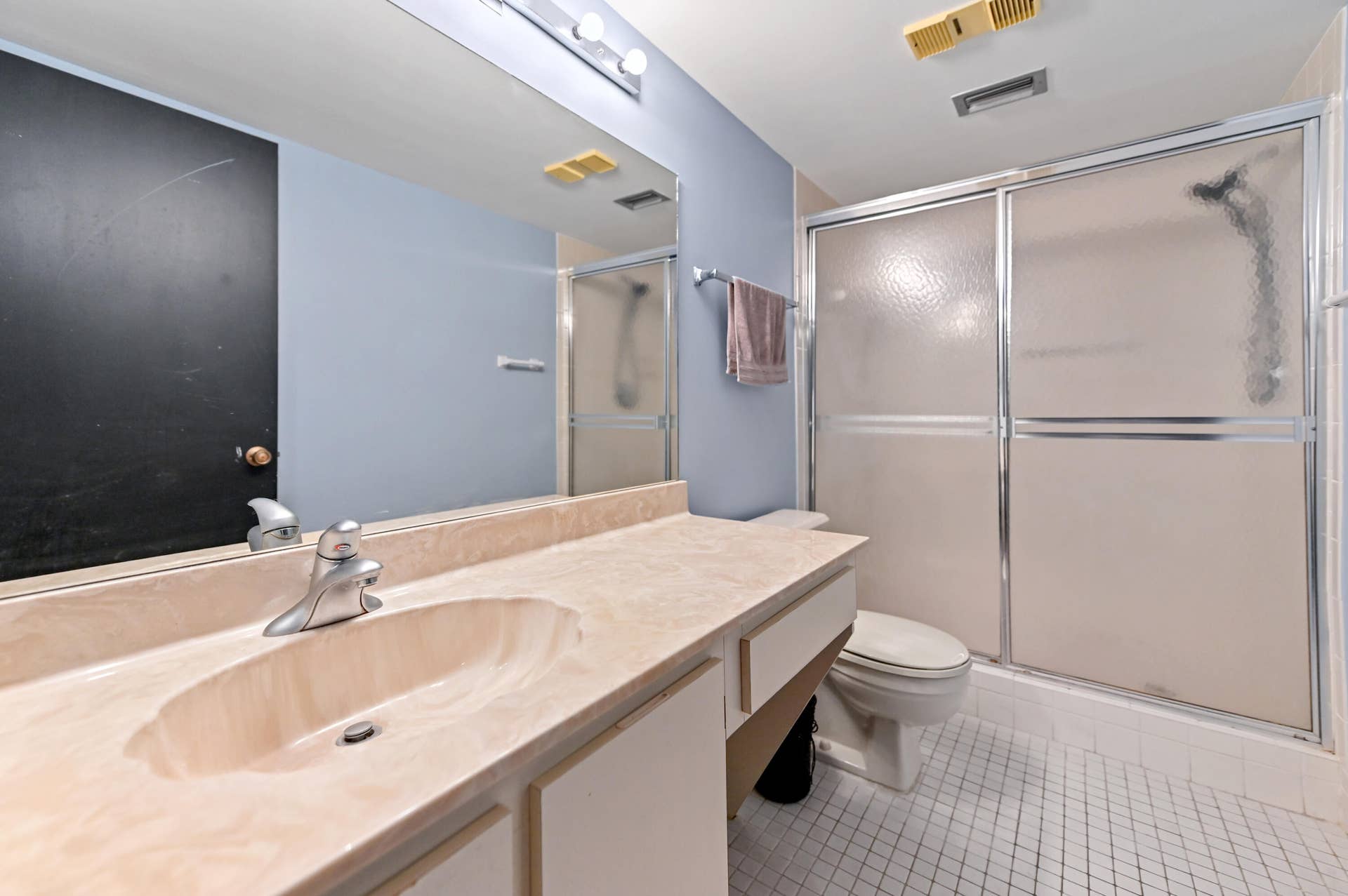 22 Bathroom 01