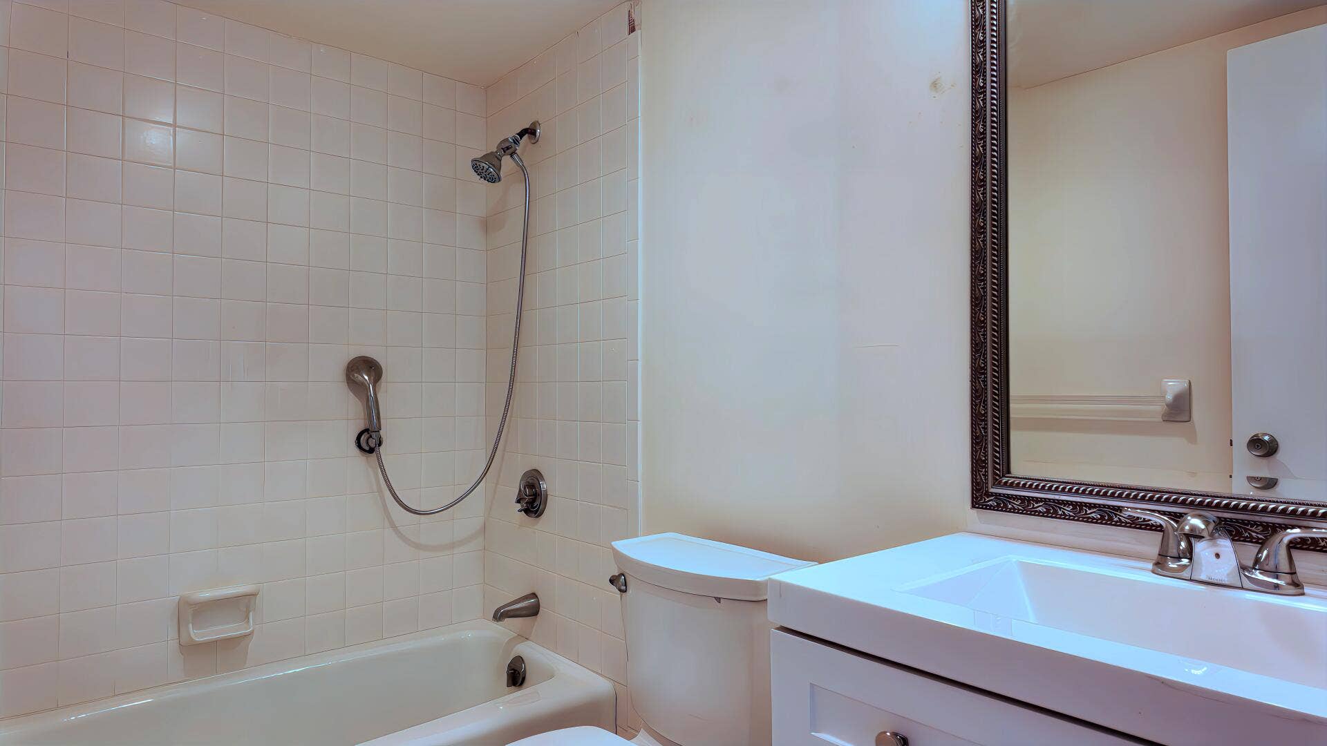 130 Lakeshore Drive, #821, North Palm Beach, FL 33408 Second Bathroom