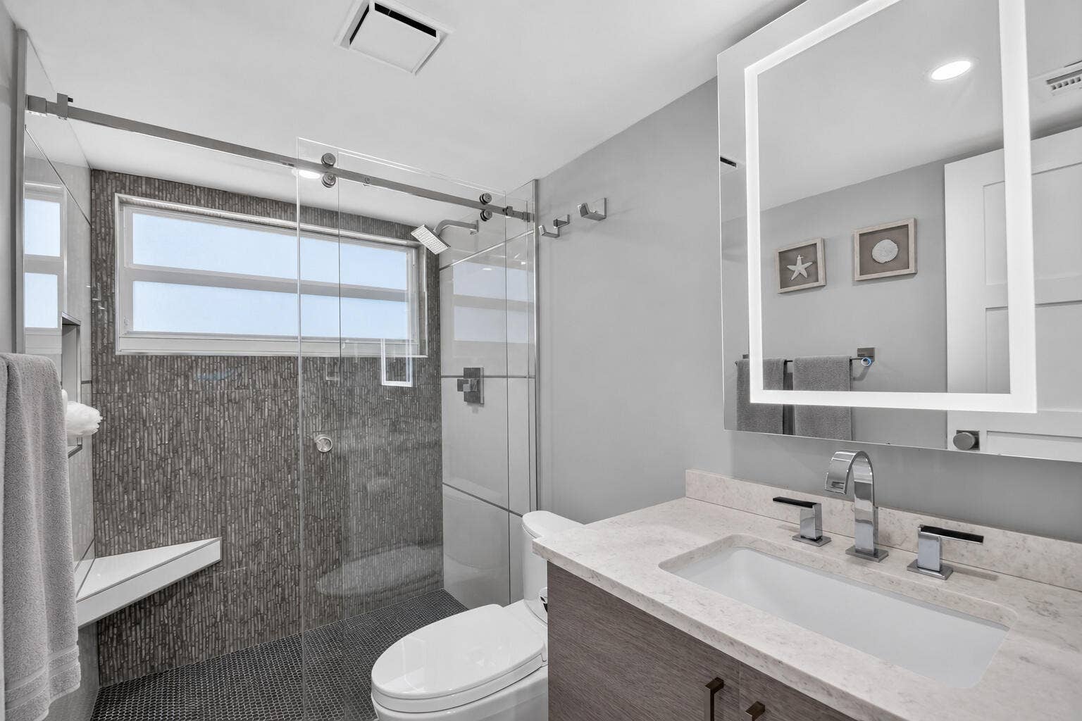 3580 S Ocean Boulevard, #4-F, South Palm Beach, FL 33480 Modern Guest Hall-Bath with Modern High End Finishes