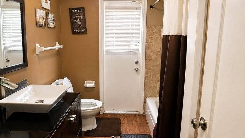 8528 Windsor Drive, Miramar, FL 33025 Bathroom
