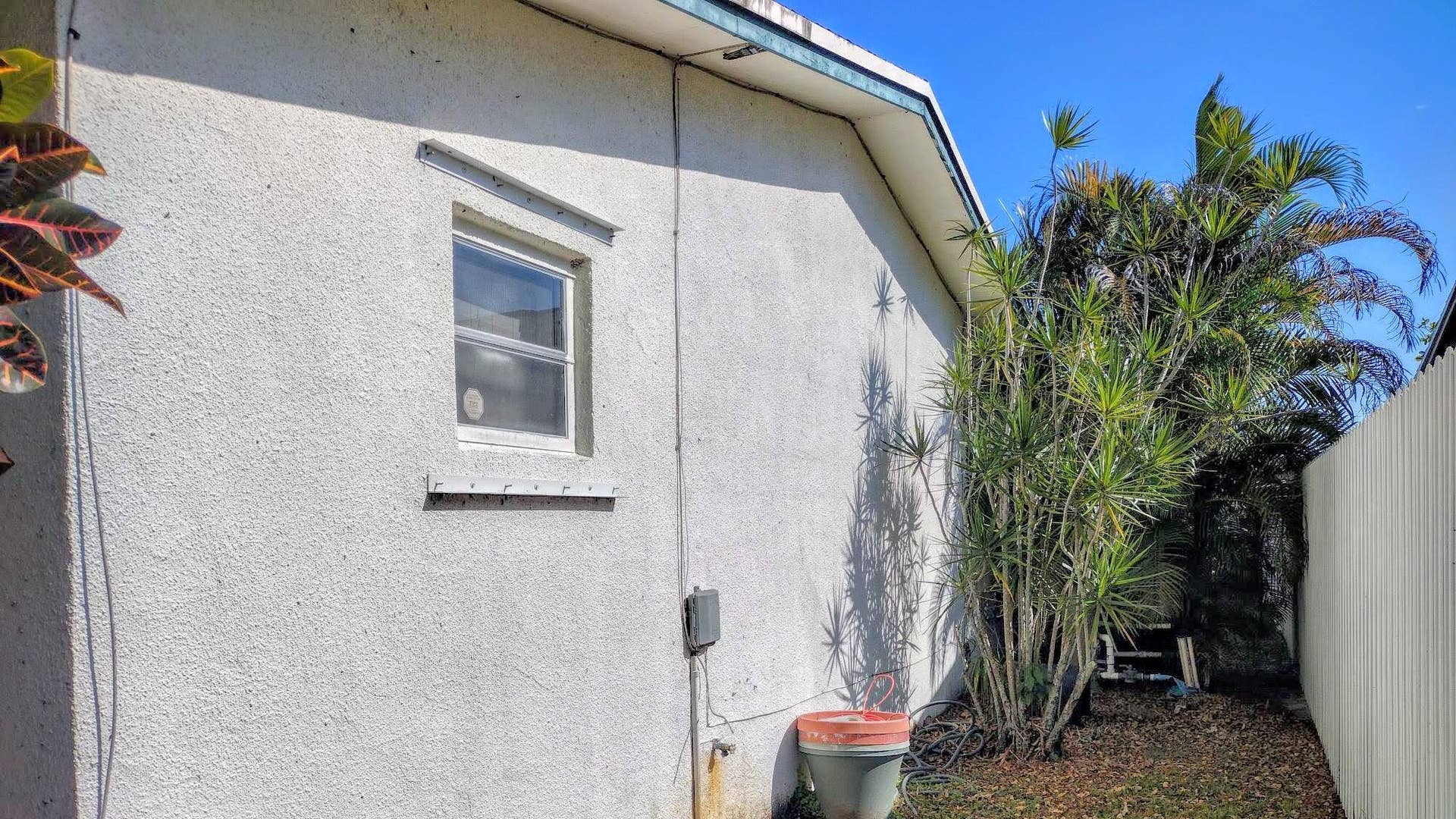 8528 Windsor Drive, Miramar, FL 33025 West Side Yard