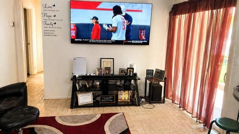 8528 Windsor Drive, Miramar, FL 33025 Living Room
