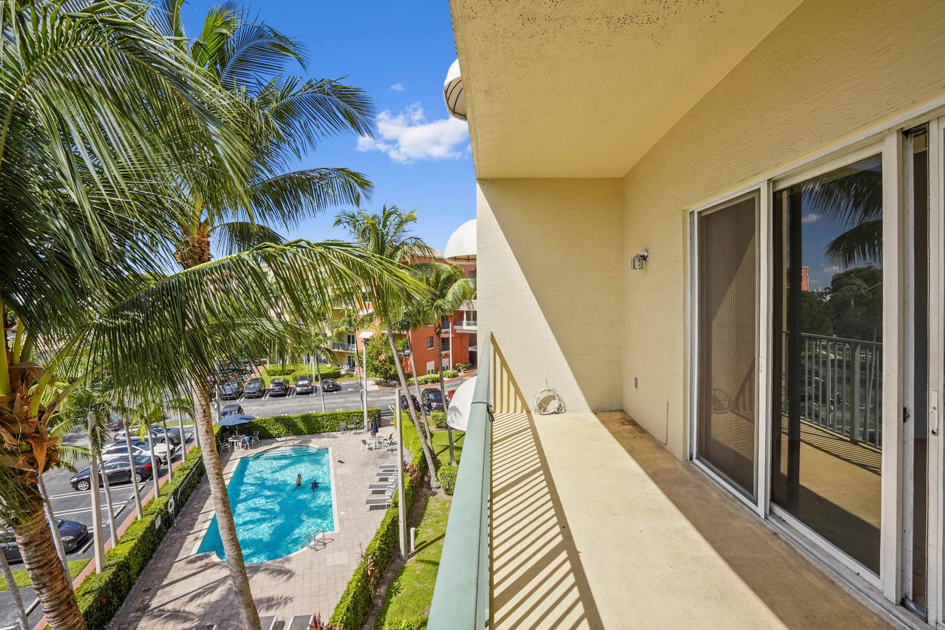 28 Balcony 01