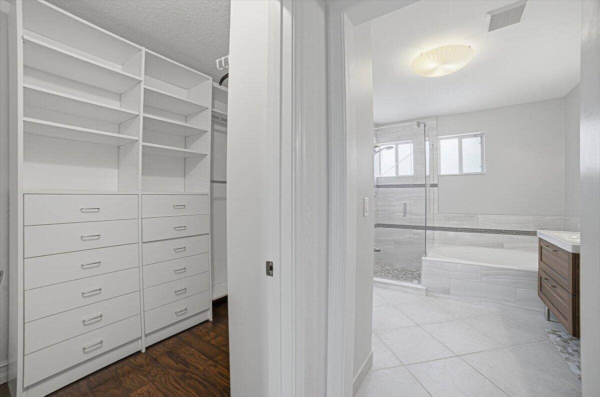 25-Bedroom3-Closet-Bathroom