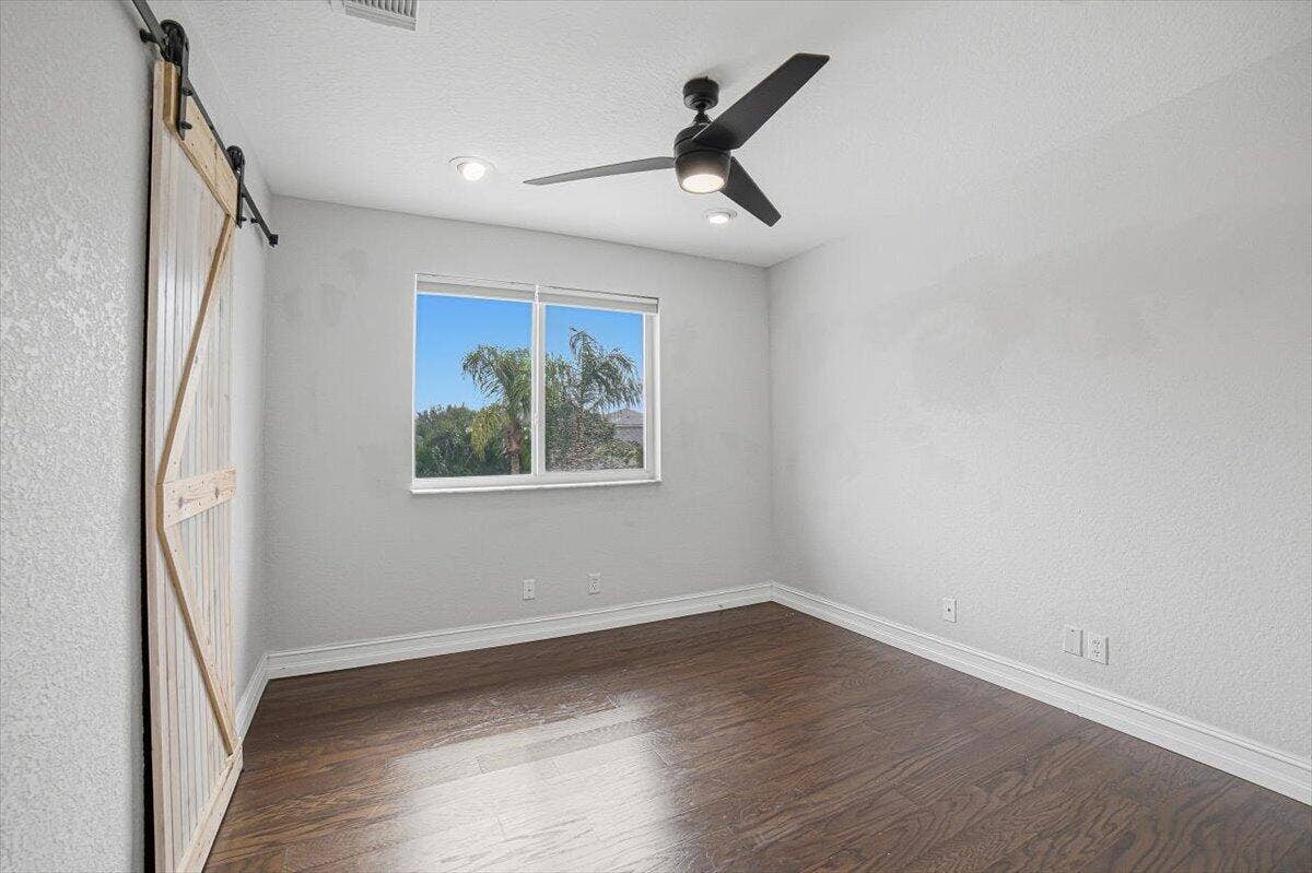 29-Bedroom5