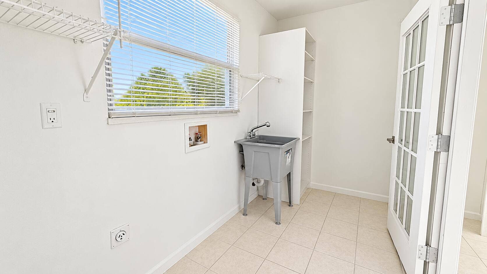 835 FERNWOOD Drive, West Palm Beach, West Palm Beach, FL 33405 Bright Minimalist Laundry Room