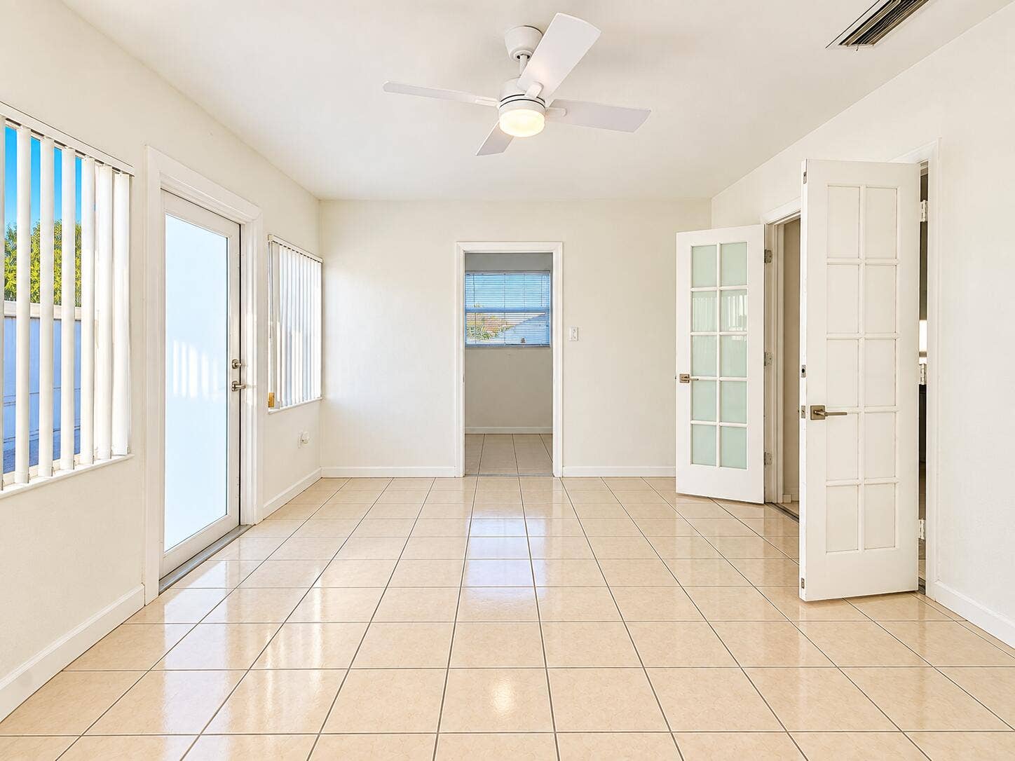 835 FERNWOOD Drive, West Palm Beach, West Palm Beach, FL 33405 Bright Minimalist Sunroom Interior