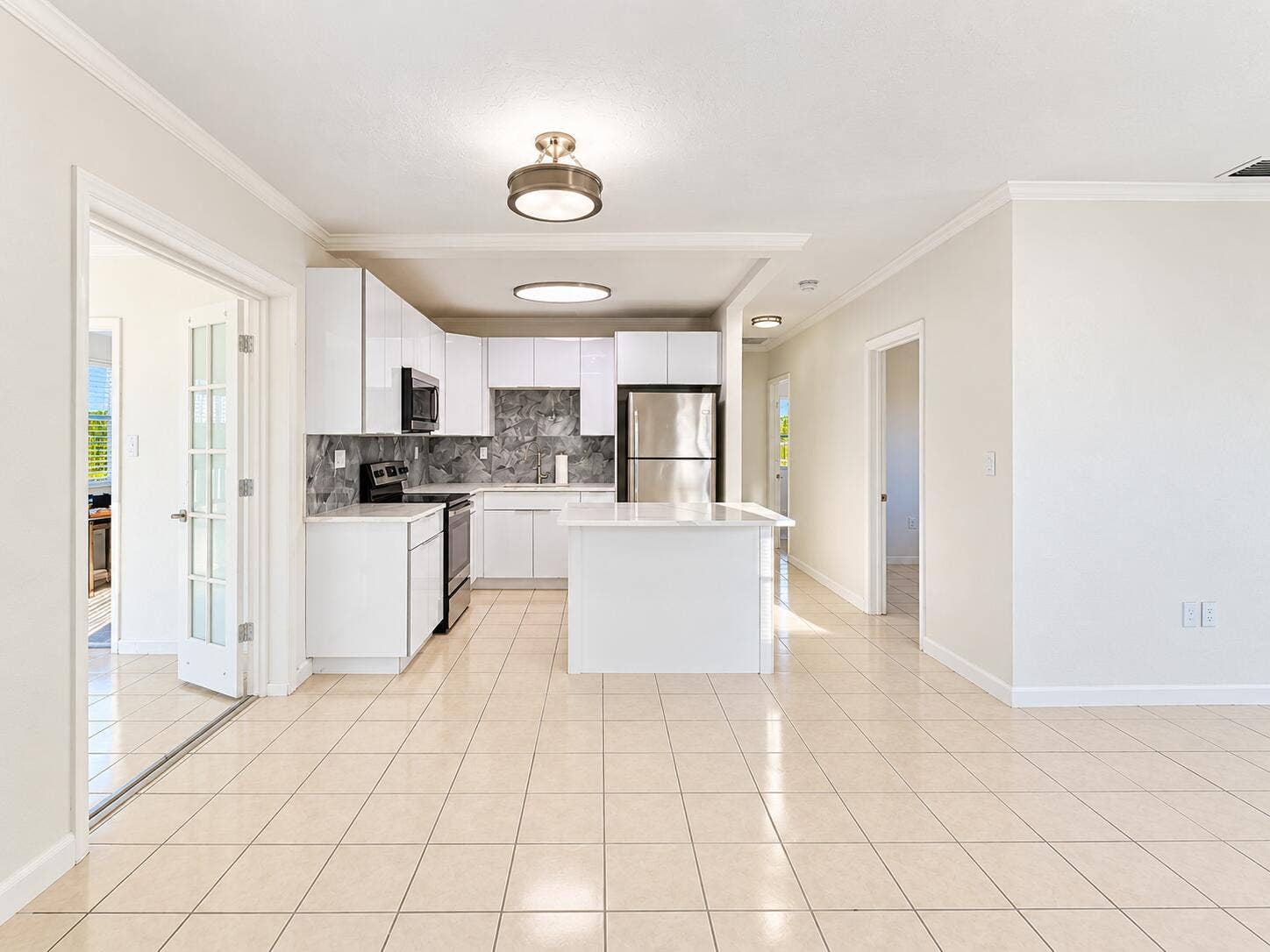 835 FERNWOOD Drive, West Palm Beach, West Palm Beach, FL 33405 Bright Minimalist Open-Plan Kitchen