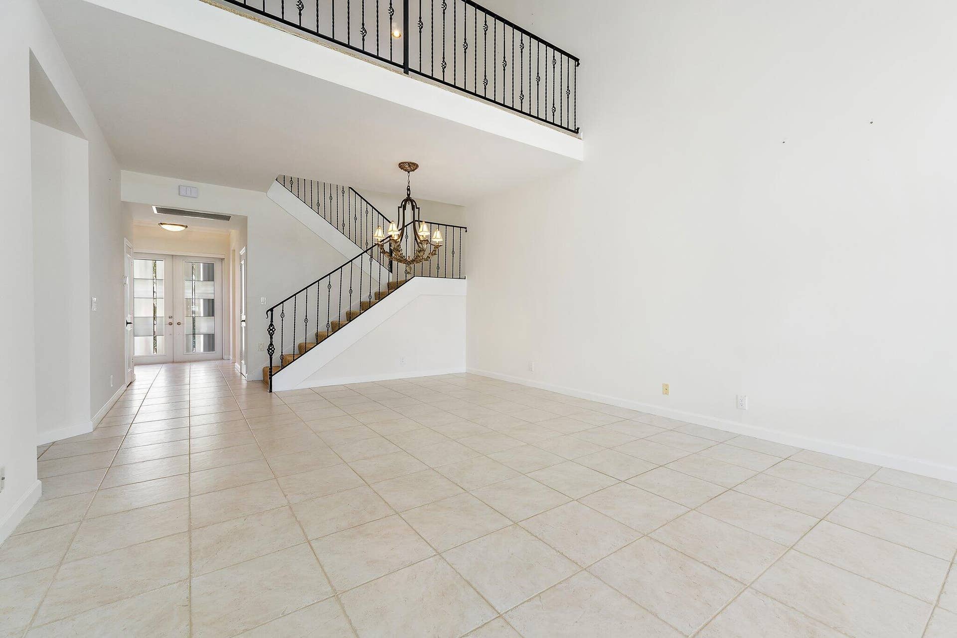 1412 HARBOUR POINT Drive, North Palm Beach, FL 33410 Spacious Living Room