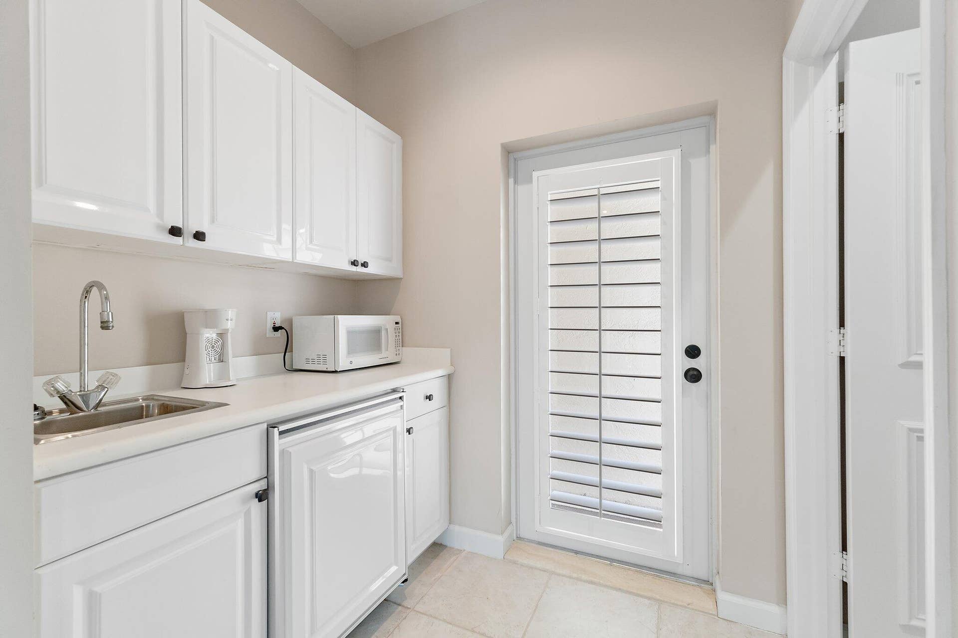 1412 HARBOUR POINT Drive, North Palm Beach, FL 33410 Kitchenette