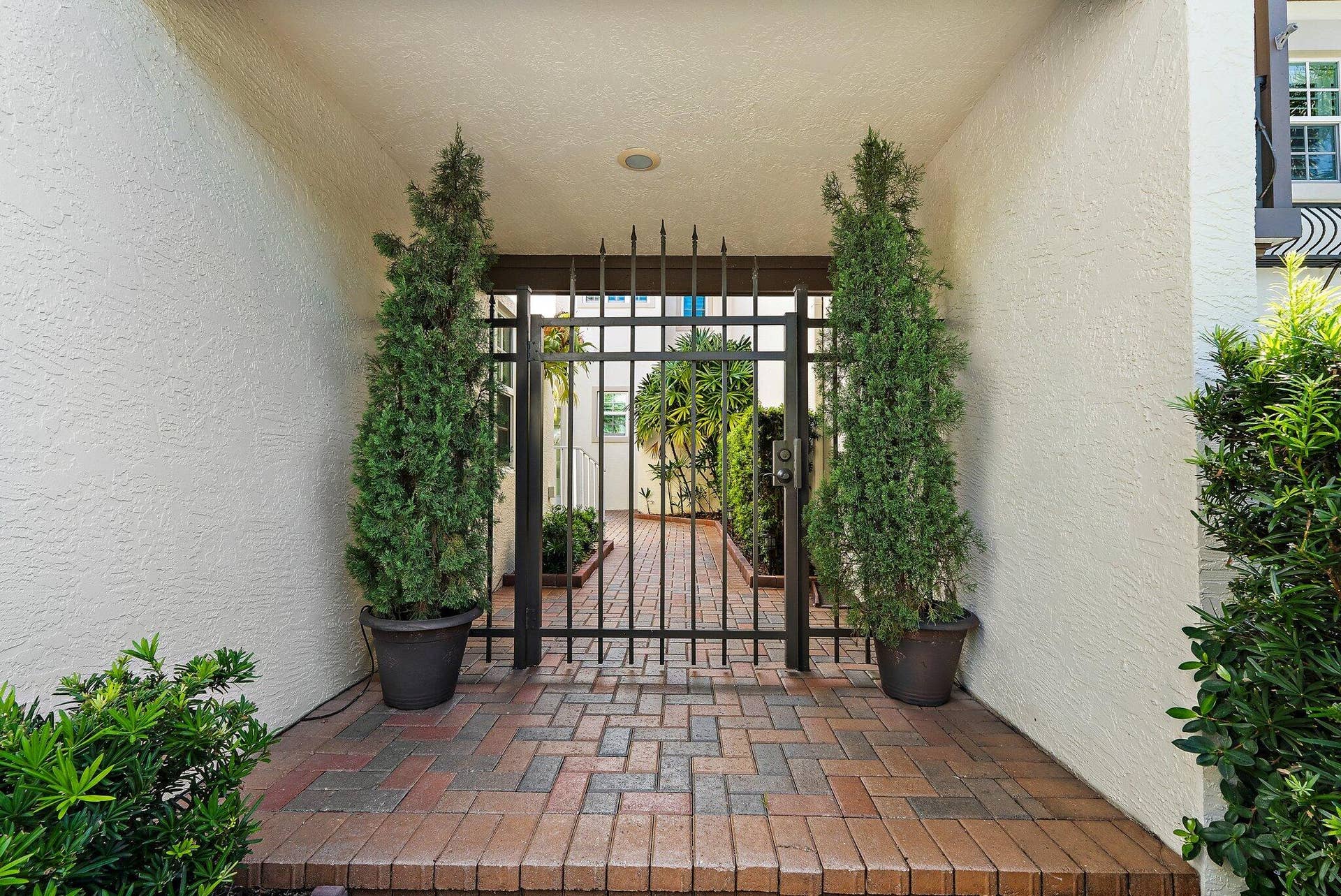 1412 HARBOUR POINT Drive, North Palm Beach, FL 33410 Gate
