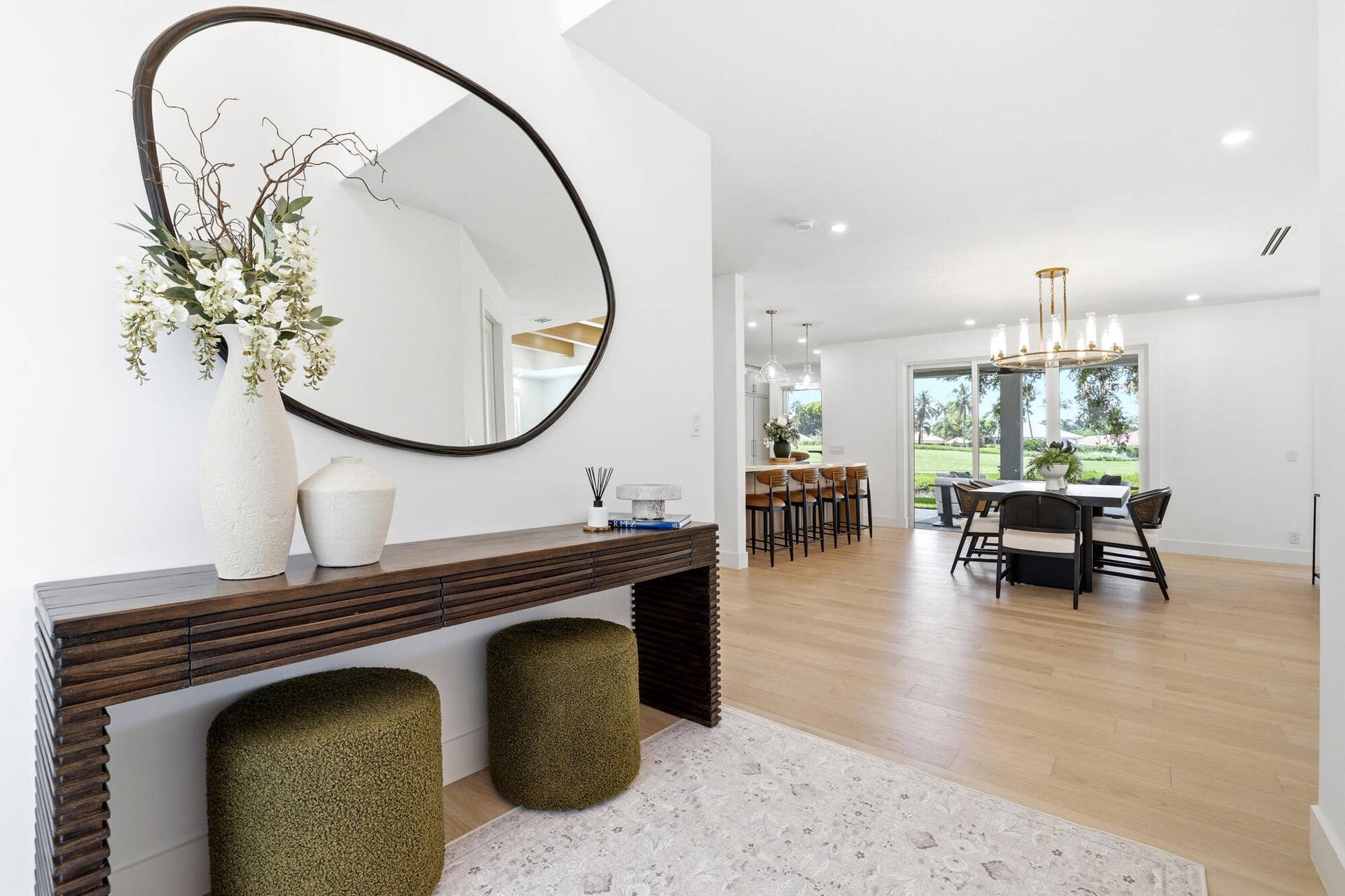 Entrance with vaulted ceilings