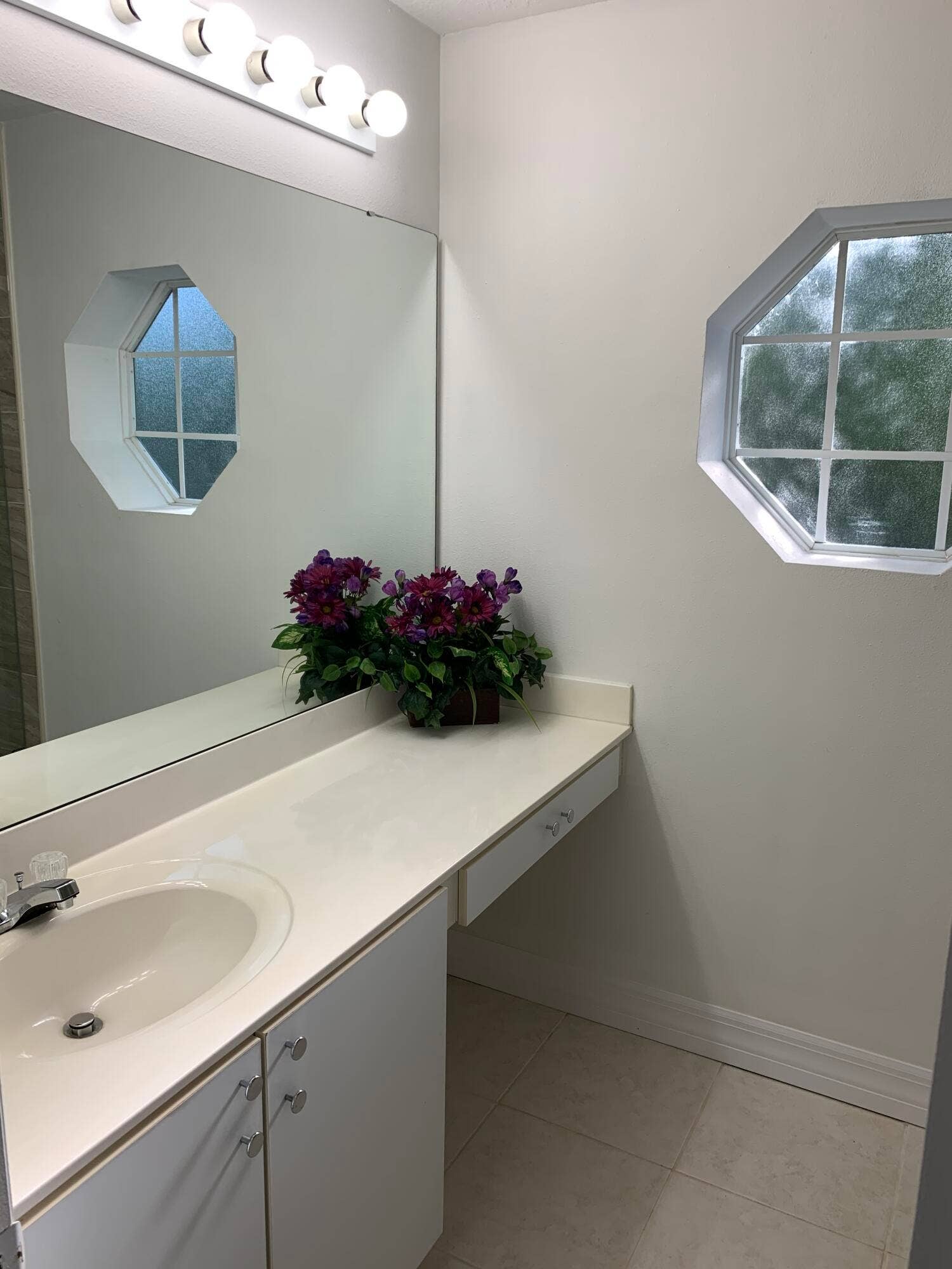 5570 NW CRUZAN Avenue, Port St Lucie, FL 34986 CRUZAN MASTER BATH 2
