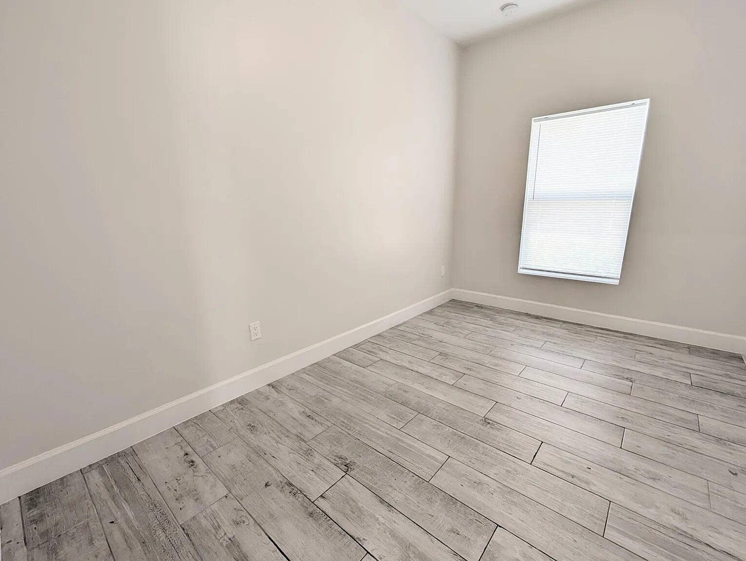 1566 W 26th Ct-9