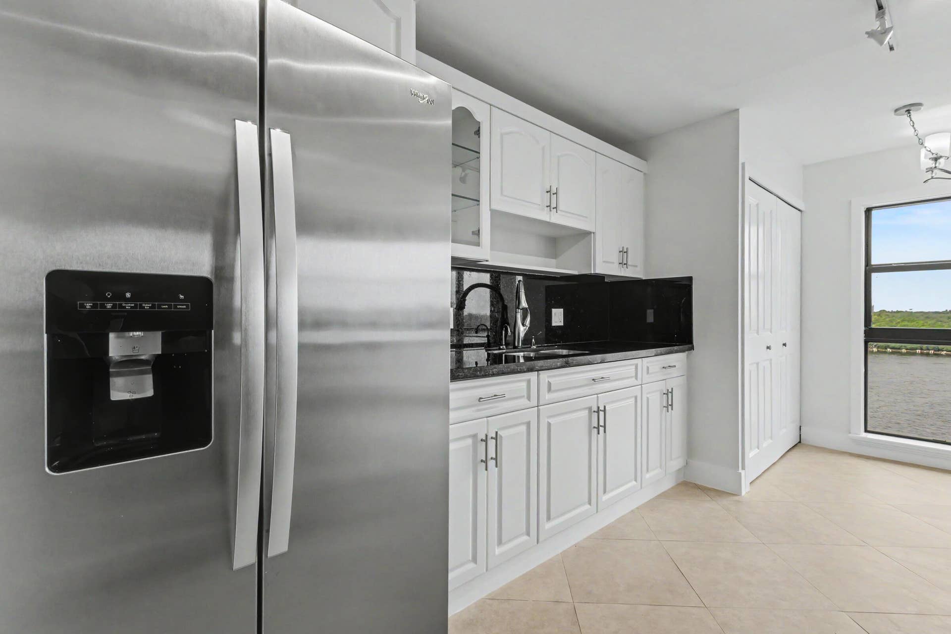 3200 N OCEAN Drive, #402, Hollywood, FL 33019 Stainless appliances
