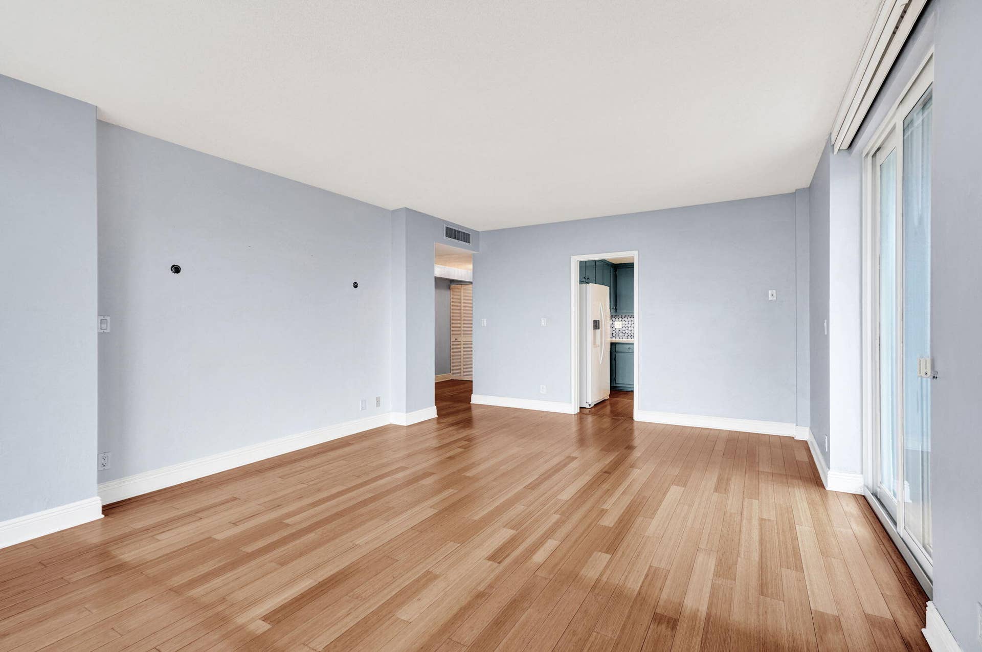 LIVINGROOM FACING KITCHEN ENTRY