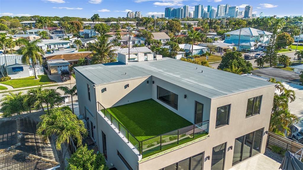 1212 AVOCADO Isle, Fort Lauderdale, Fort Lauderdale, FL 33315 Modern architecture featuring a flat roofline, an artificial turf terrace, and glass panel railings