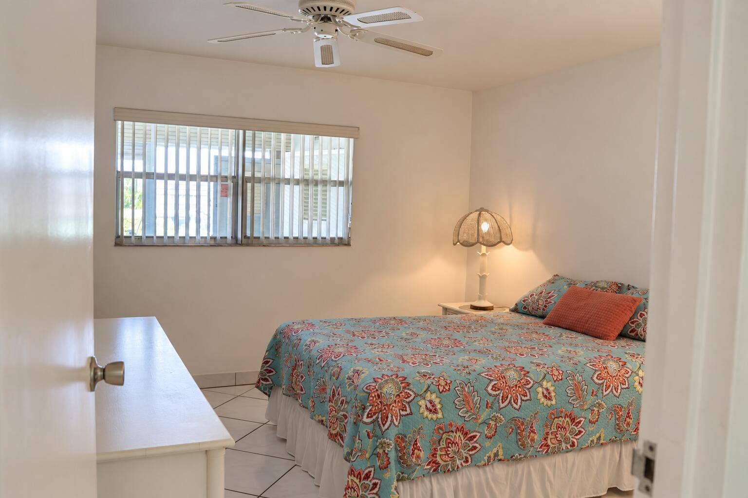 209 Waterford, #I, Delray Beach, Delray Beach, FL 33446 Balanced light in a real-estate interior