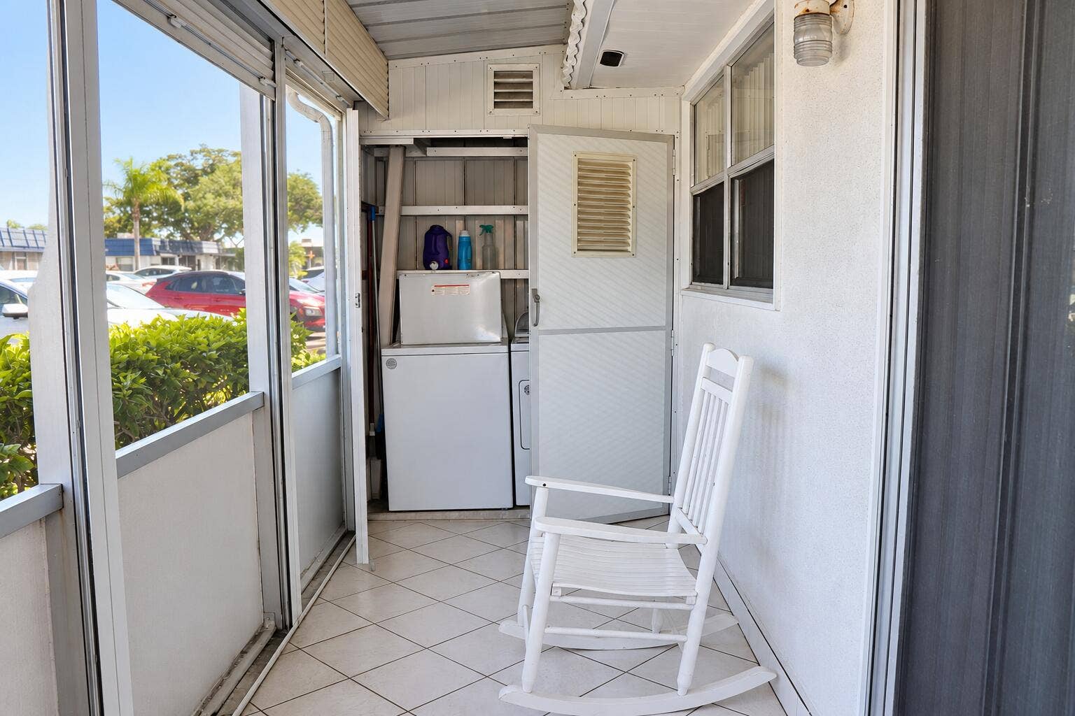 209 Waterford, #I, Delray Beach, Delray Beach, FL 33446 Balanced light in a real-estate interior