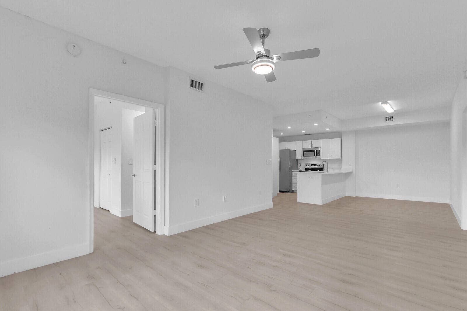 2916 TUSCANY Court, #302, Palm Beach Gardens, FL 33410 2916-302 LIVING 4