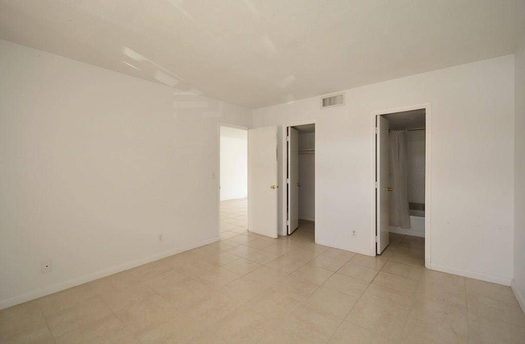 10062026 crom 121 interior 1