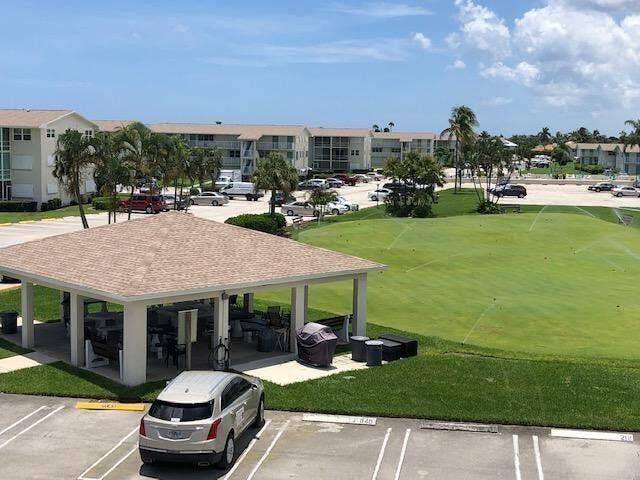 18-hole putting green