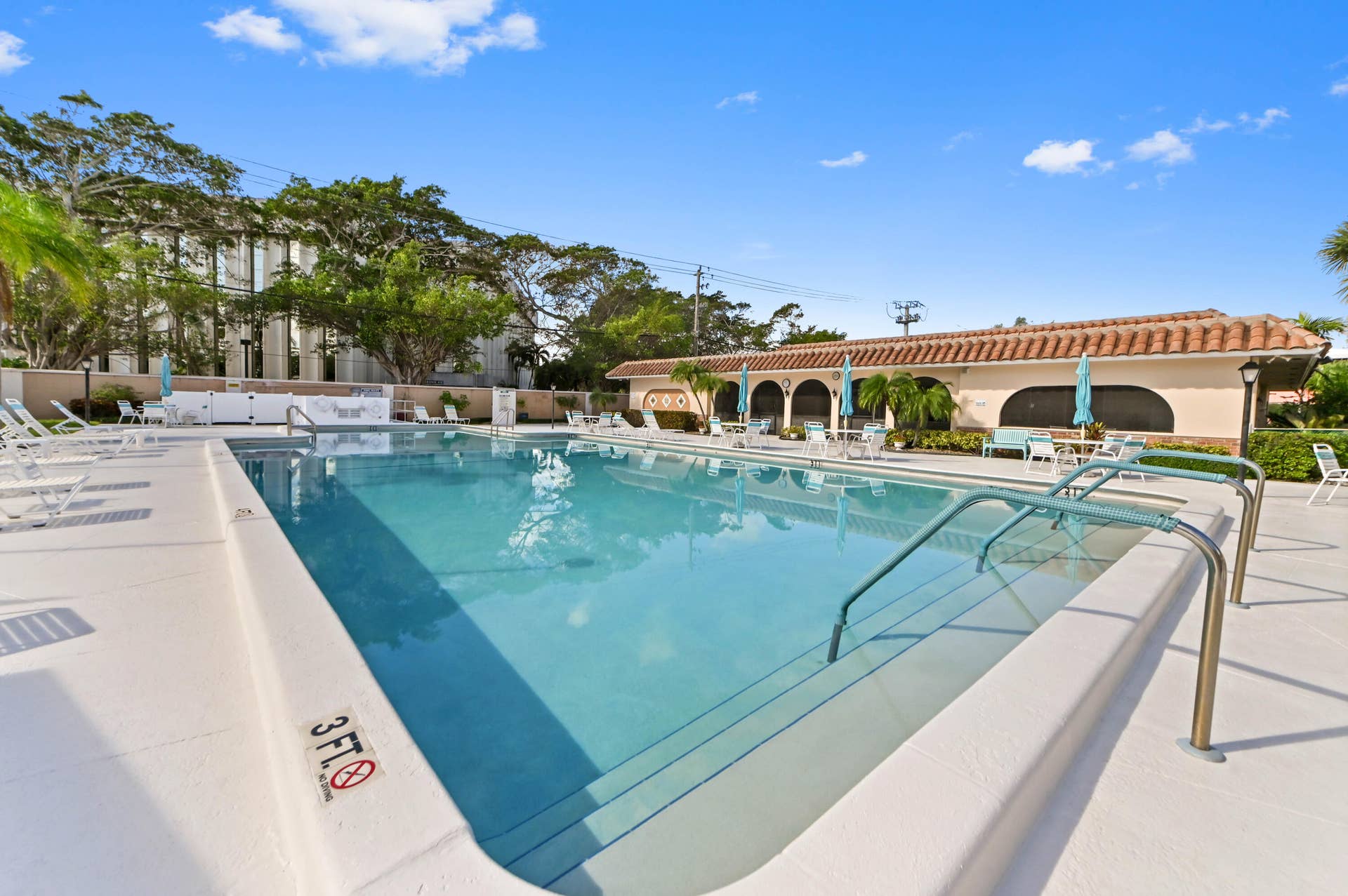 32 pool 01