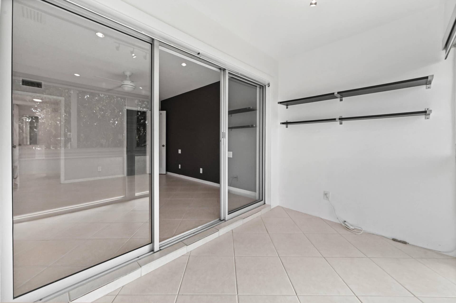 25 Balcony 01