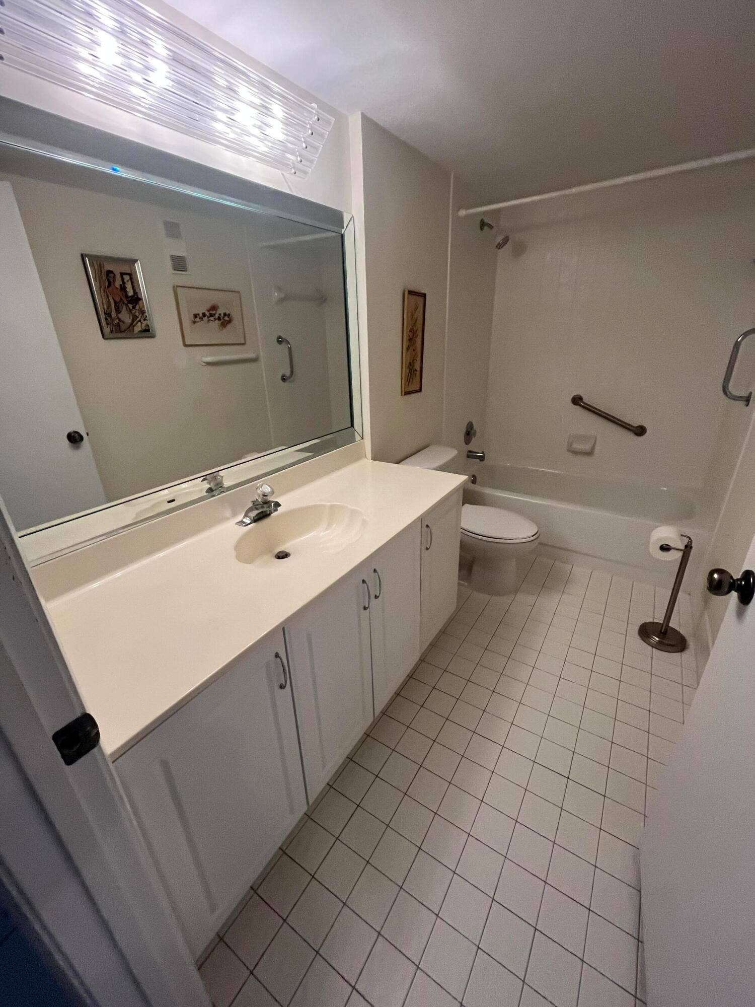 6269 Pointe Regal Circle, #305, Delray Beach, FL 33484 guest/2nd bathroom