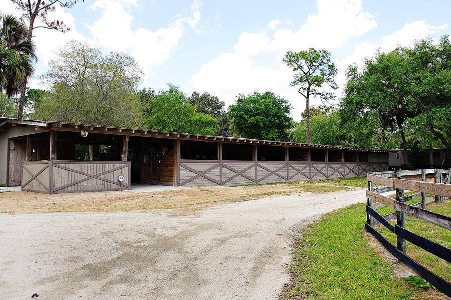 2833 F Road, Loxahatchee Groves, FL 33470 26 stall barn 2833 f