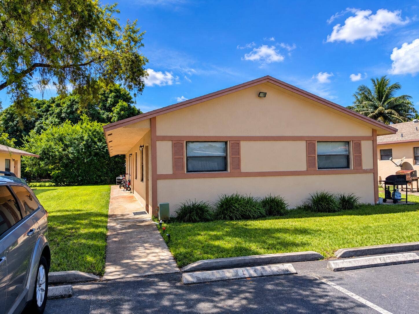 5619 Mckinley, #A-H, Hollywood, FL 33021 Bright Suburban Apartment Building Exter