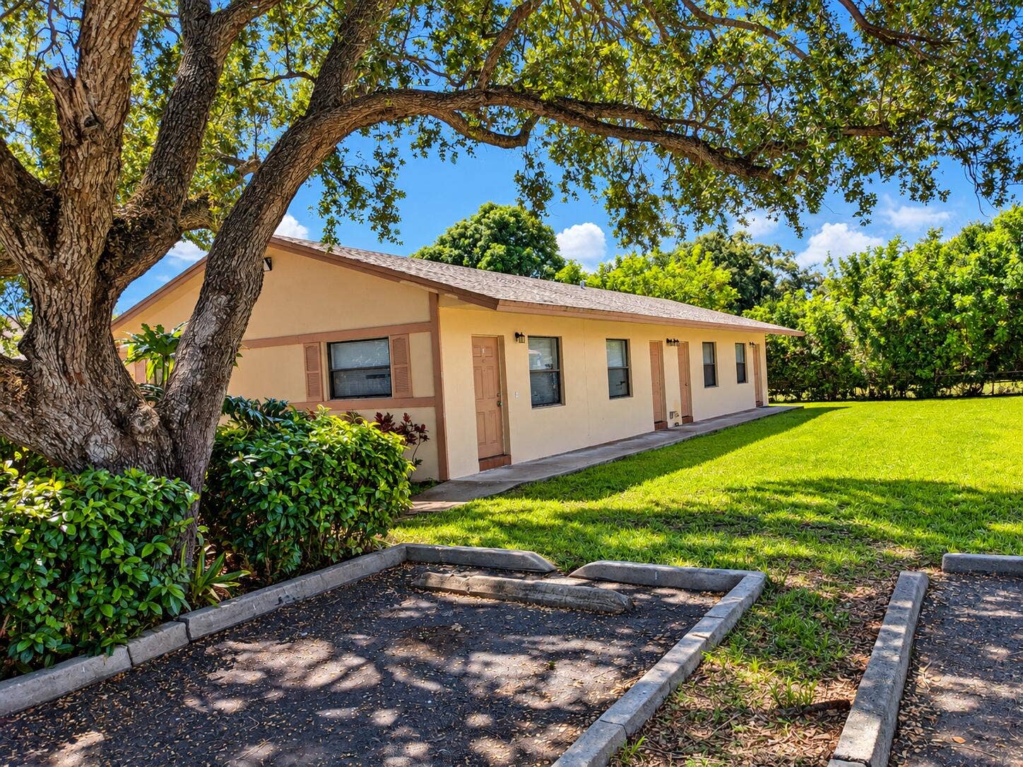 5619 Mckinley, #A-H, Hollywood, FL 33021 Sunny Suburban Apartment Courtyard