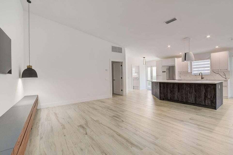 2802 Livingston Lane, West Palm Beach, FL 33411 LIVING ROOM