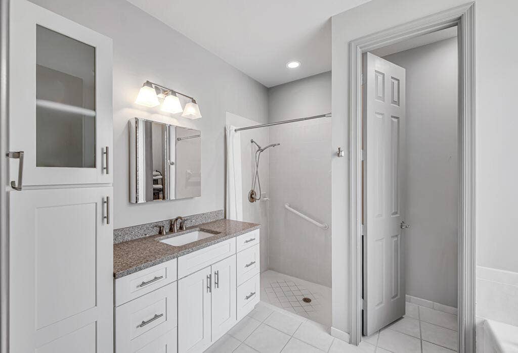 8067 BELLAFIORE Way, Boynton Beach, FL 33472 17