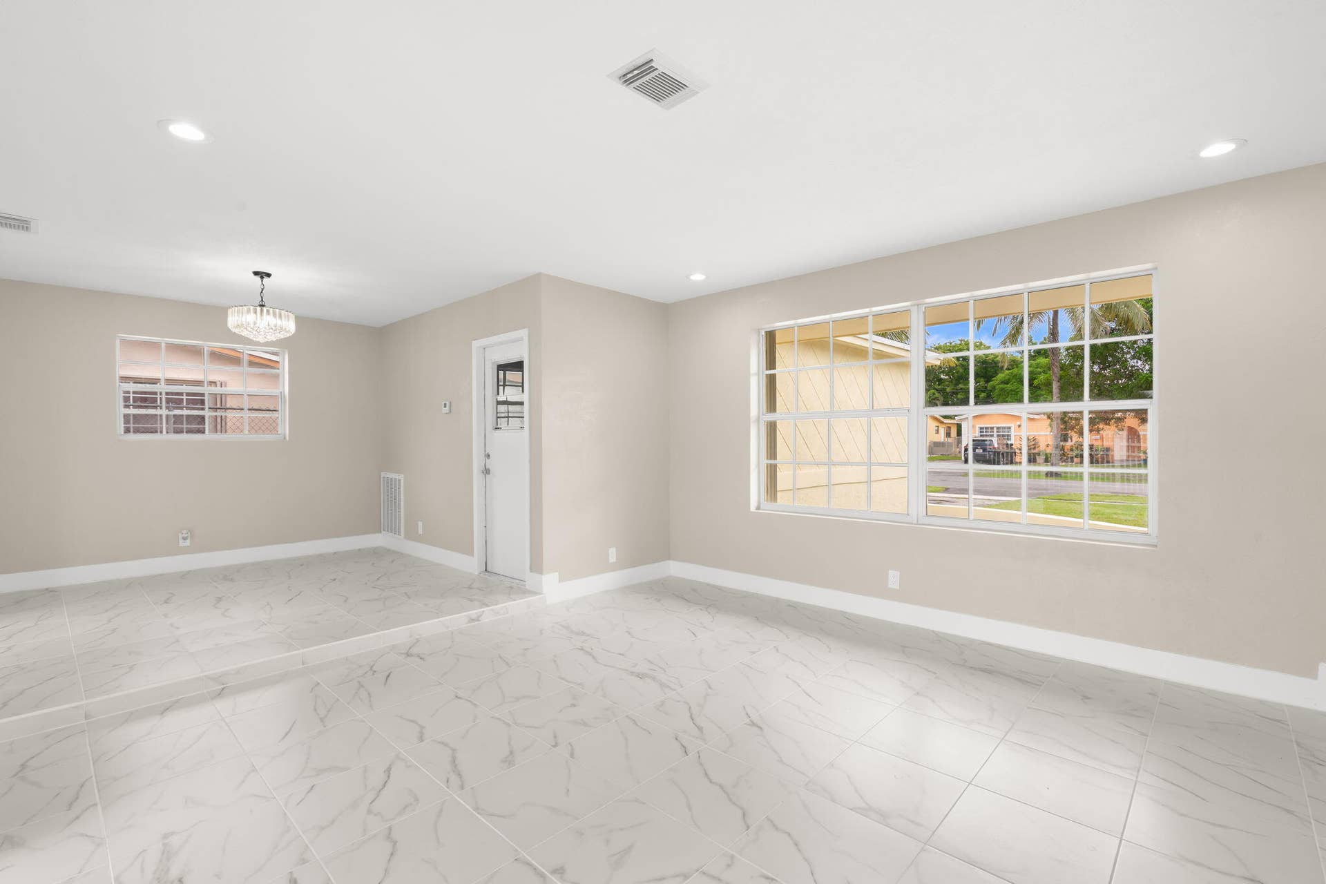 3921 NW 35th Terrace, Lauderdale Lakes, FL 33309 Dining room