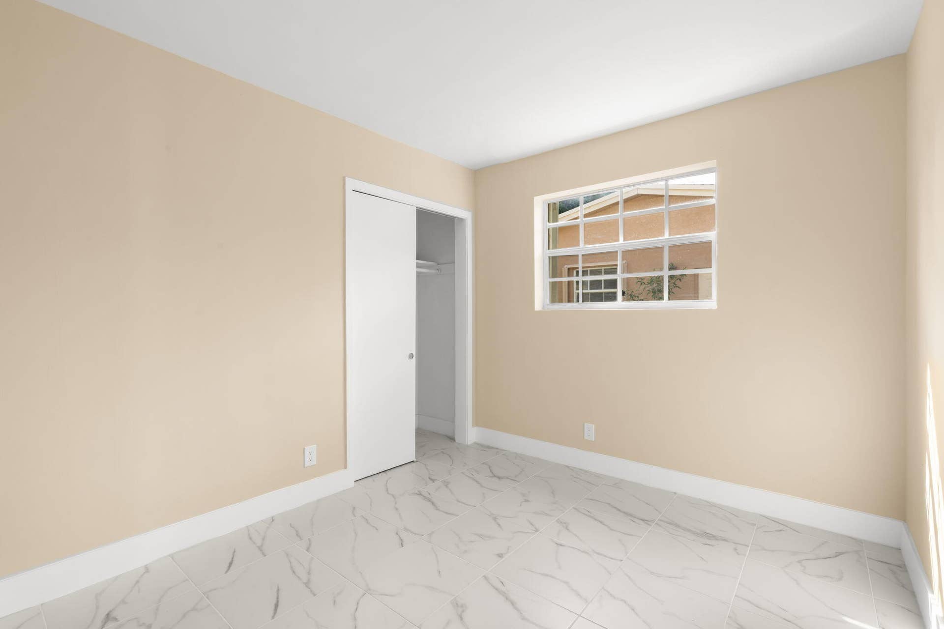 3921 NW 35th Terrace, Lauderdale Lakes, FL 33309 Living room