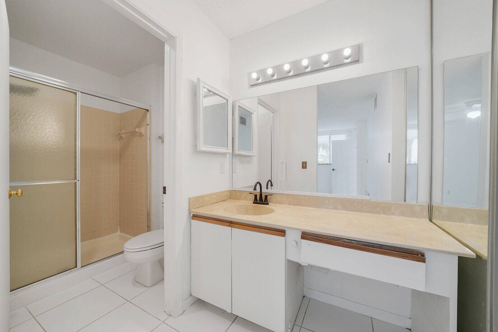 8577 Boca Glades Boulevard W, #D, Boca Raton, FL 33434 Primary Bathroom