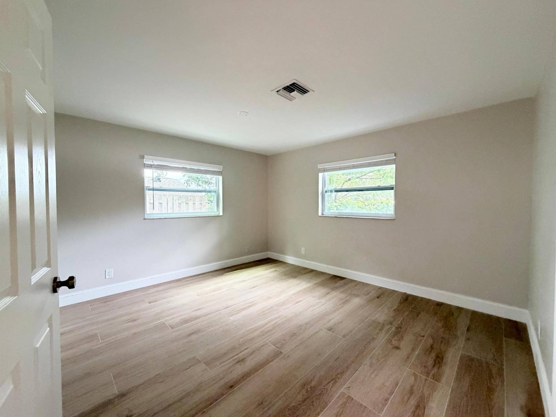2018 S Waterway Drive, North Palm Beach, FL 33408 WhatsApp Image 2026-10-01 at 18.20.23 (6