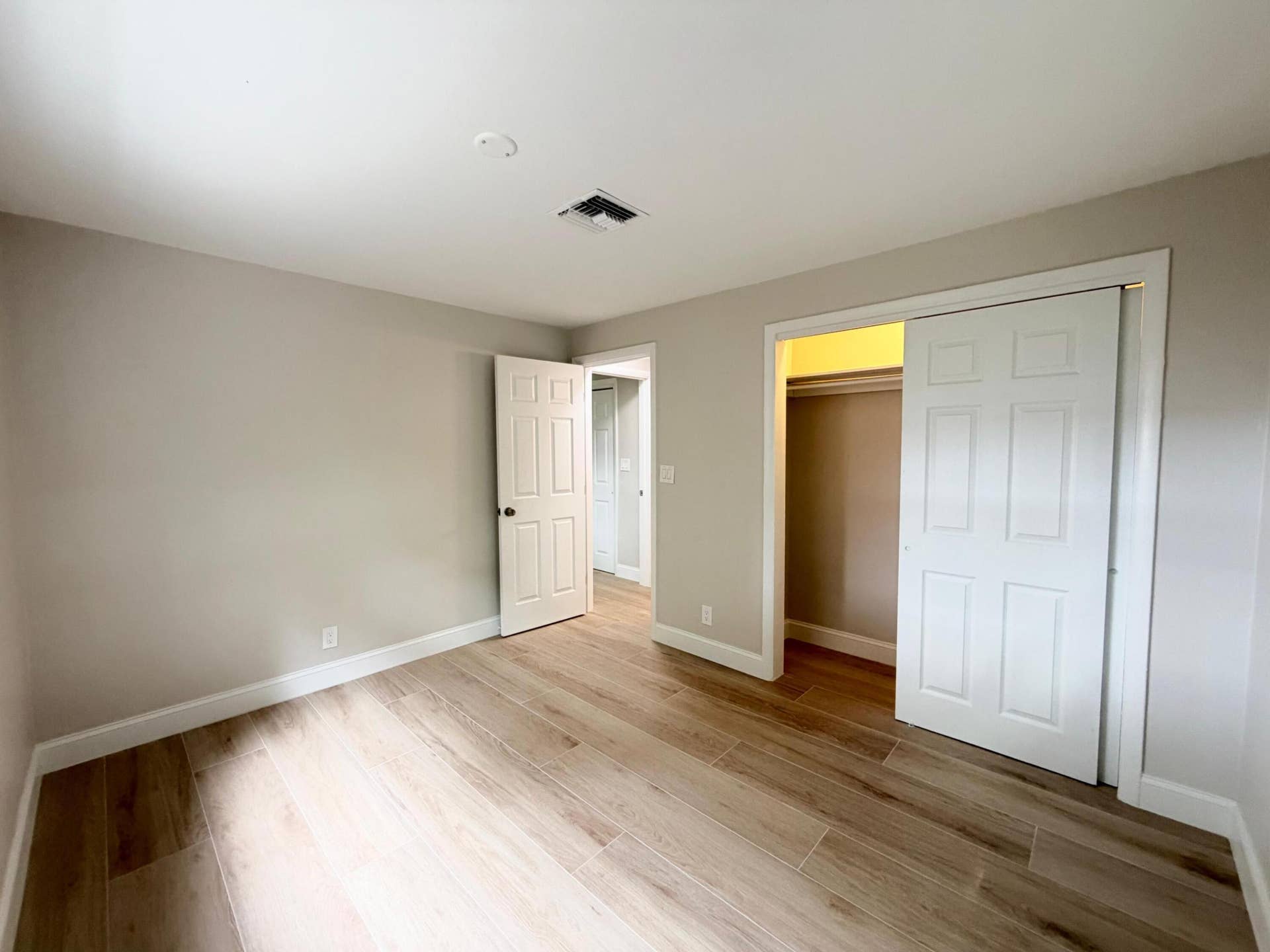 2018 S Waterway Drive, North Palm Beach, FL 33408 WhatsApp Image 2026-10-01 at 18.20.23 (1