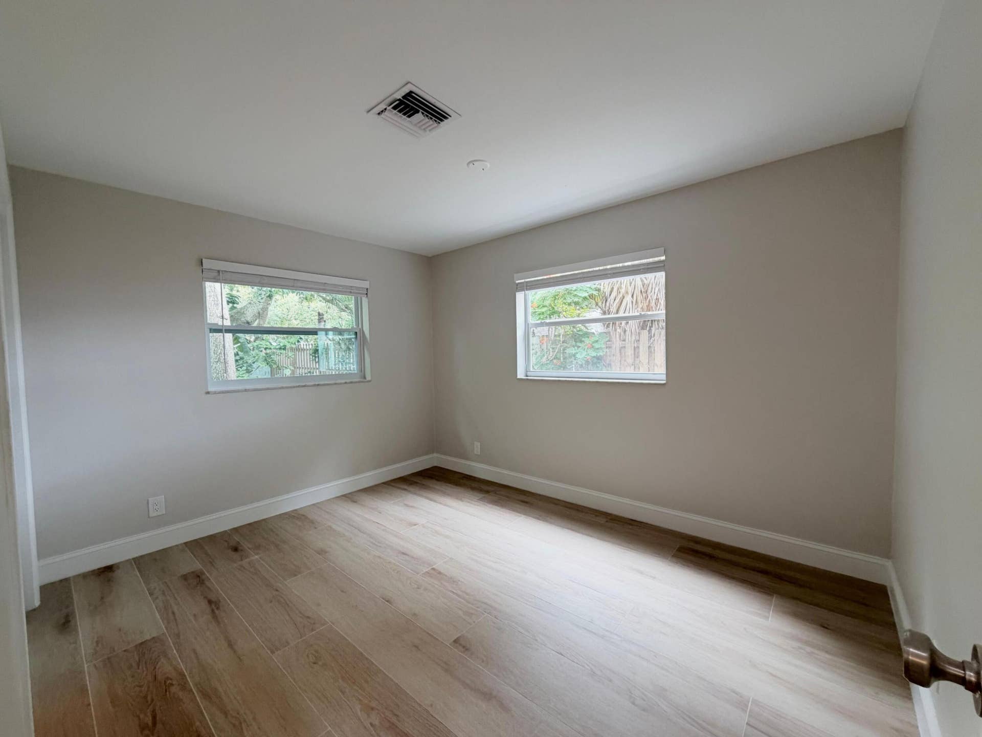 2018 S Waterway Drive, North Palm Beach, FL 33408 WhatsApp Image 2026-10-01 at 18.20.23 (9