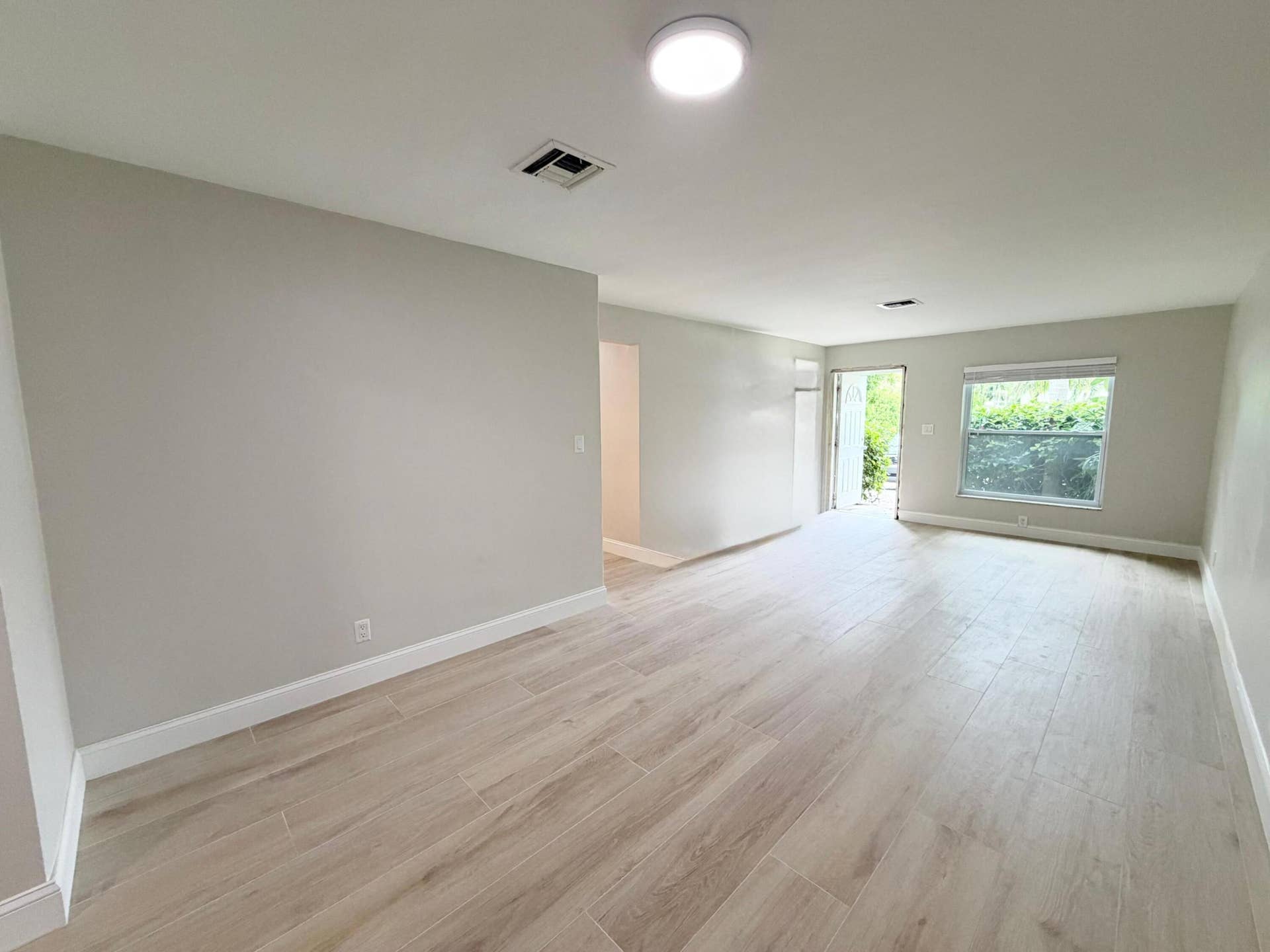2018 S Waterway Drive, North Palm Beach, FL 33408 WhatsApp Image 2026-10-01 at 18.20.23 (3
