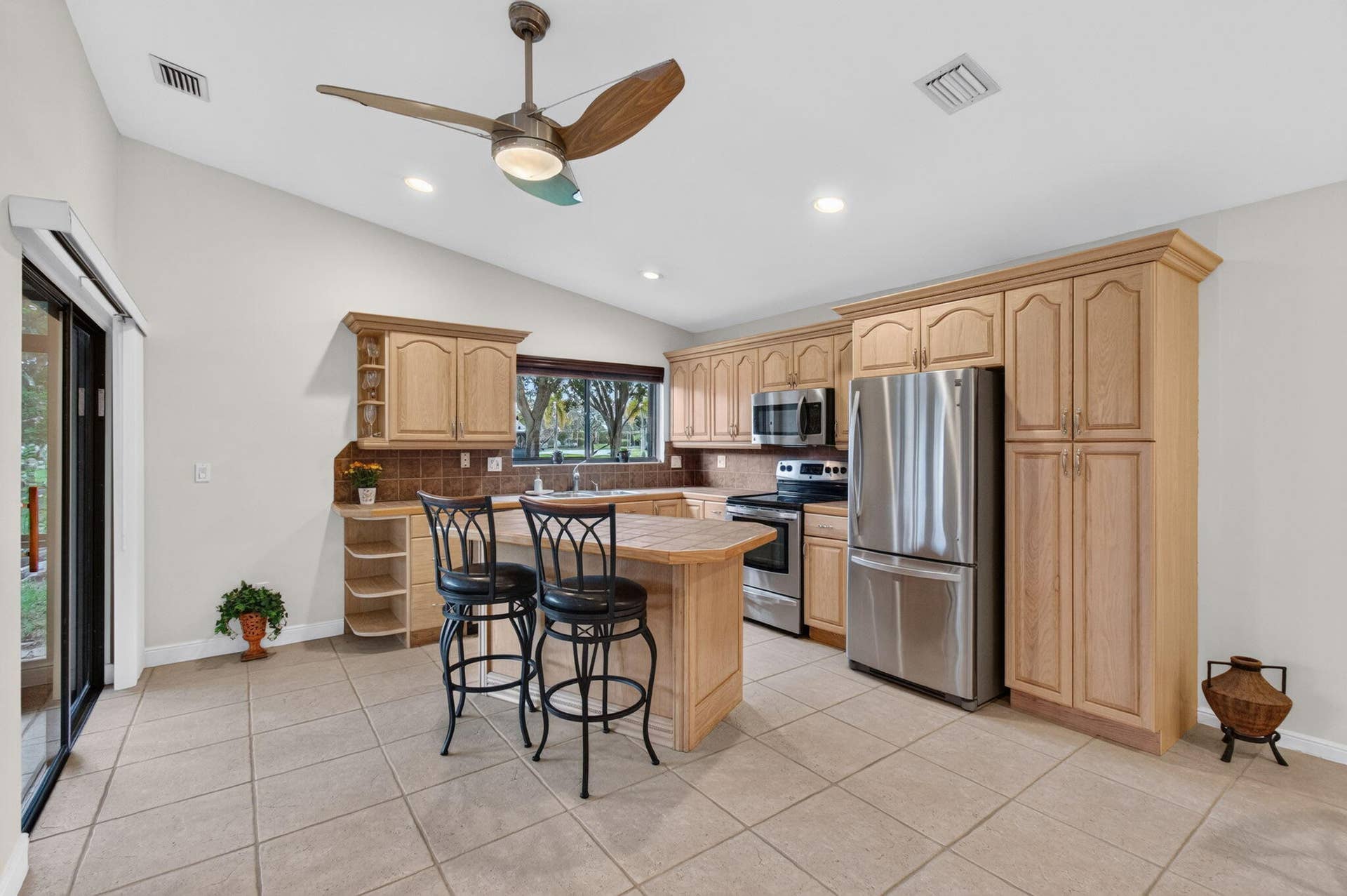 Kitchen with moveable Island