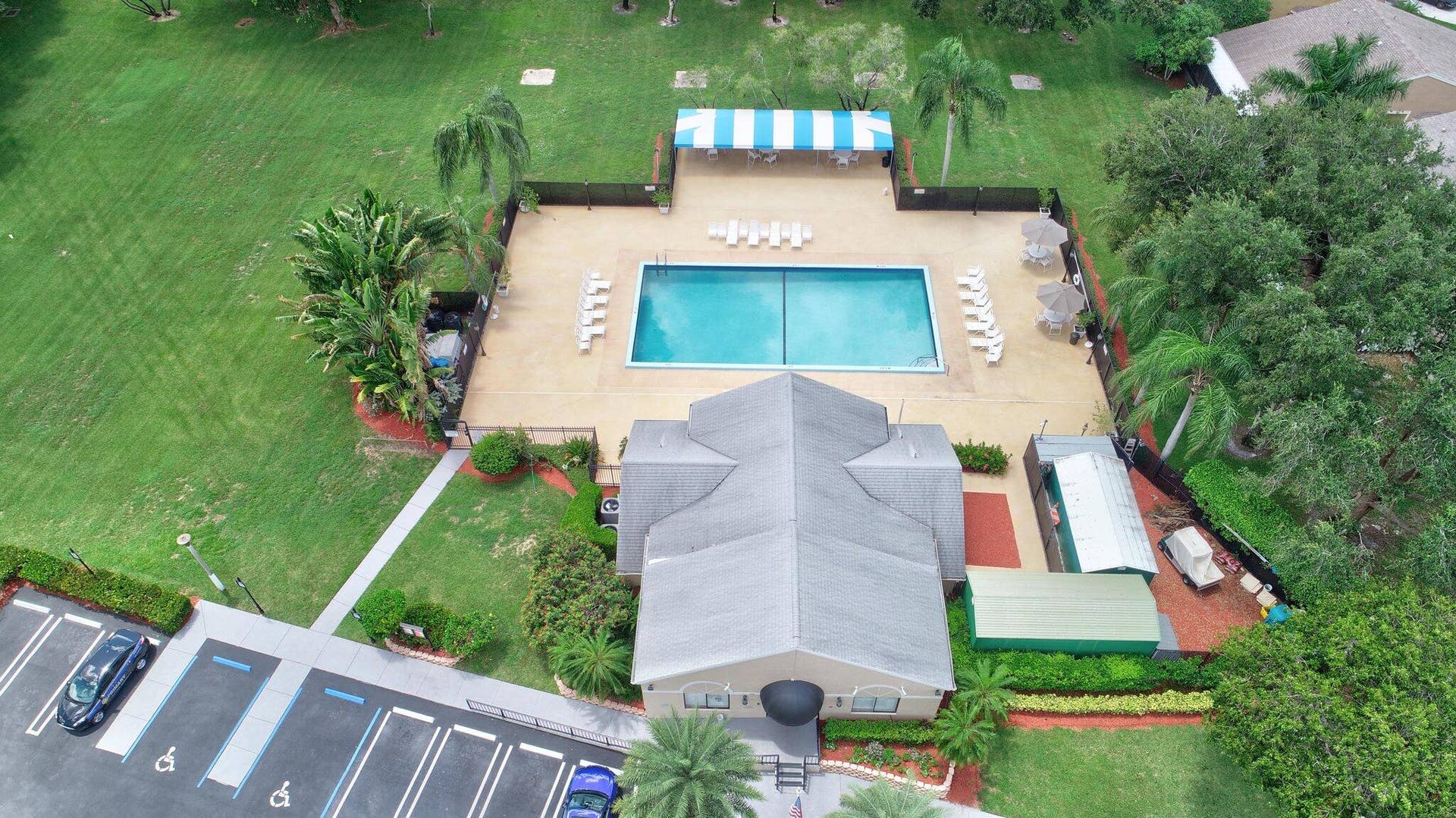 Pool & Clubhouse