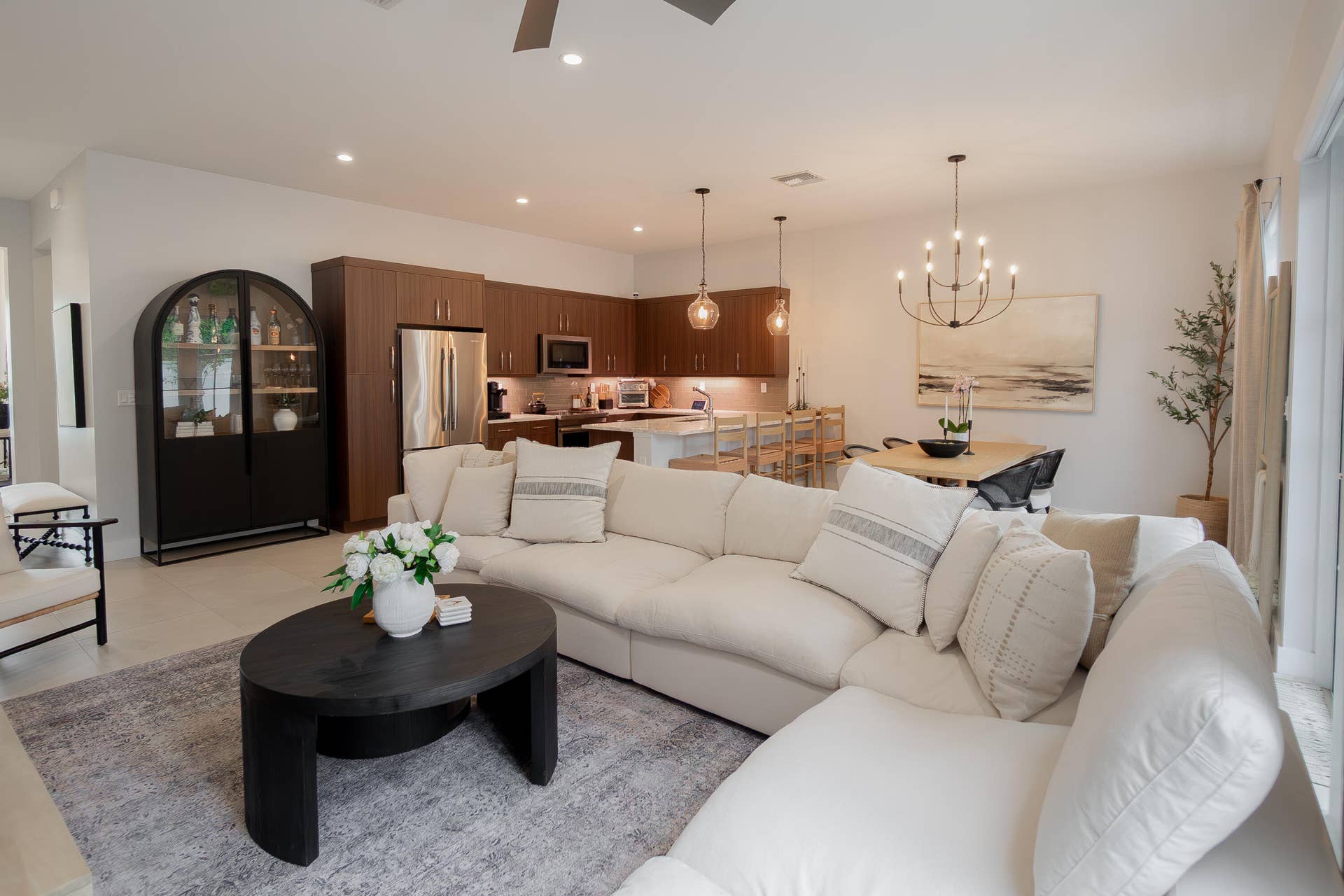 918 St George Boulevard, Delray Beach, FL 33483 Tons of natural light in living space