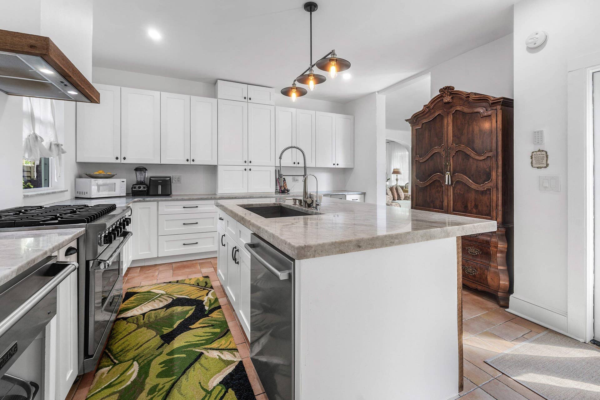 Large kitchen area, 2 sinks, warmer drawer, and 36 range.