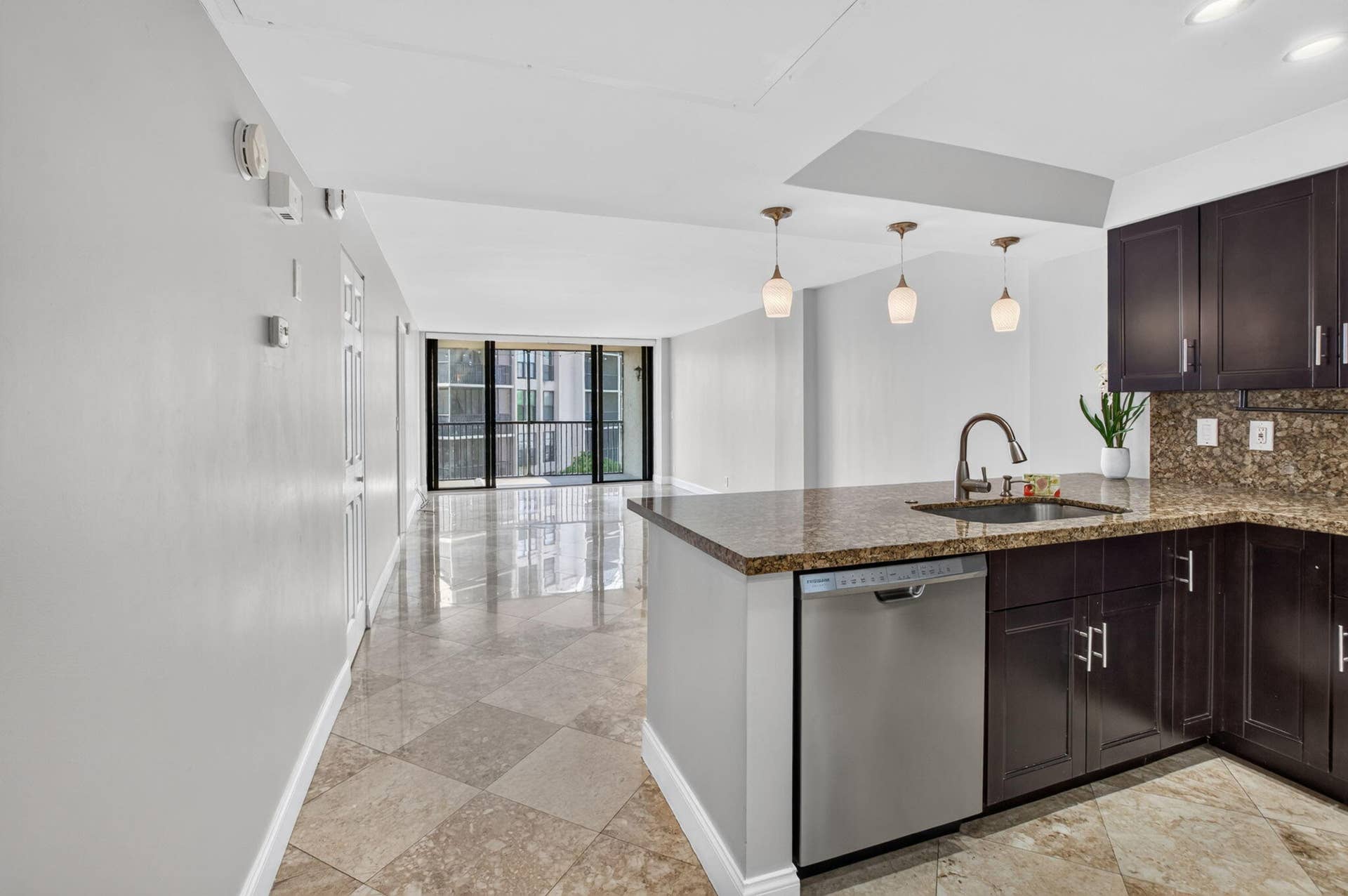 20 ROYAL PALM Way, #301, Boca Raton, FL 33432 The Kitchen