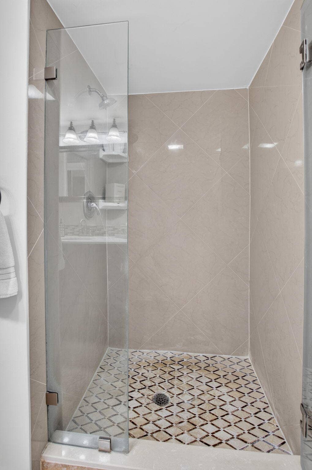 20 ROYAL PALM Way, #301, Boca Raton, FL 33432 Primary Bathroom