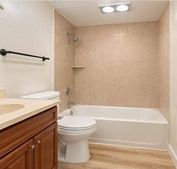 227 CASTLEWOOD Drive, #207, North Palm Beach, FL 33408 08_tub_bathroom