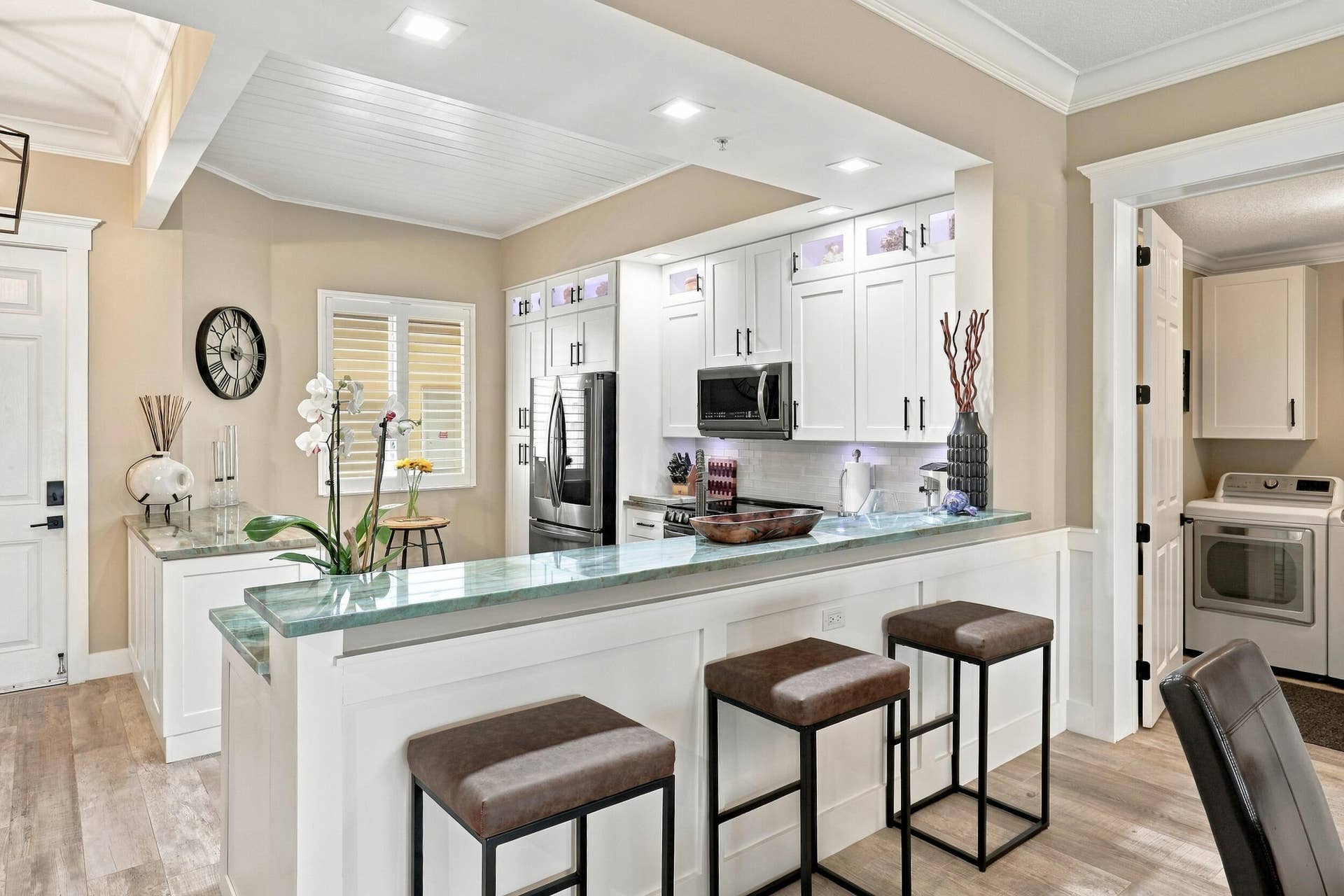 Large breakfast bar with three bar stools.