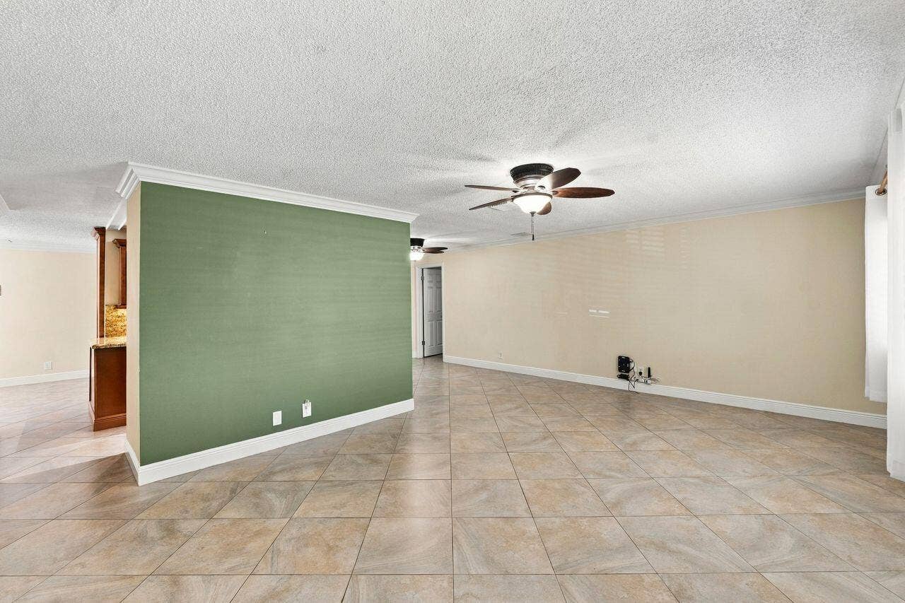 1707 SW 18th Street, Boynton Beach, FL 33426 Very bright and open